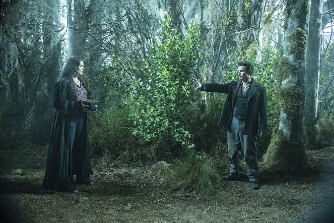 Witches of East End - Box to the Future - Photos - Julia Ormond