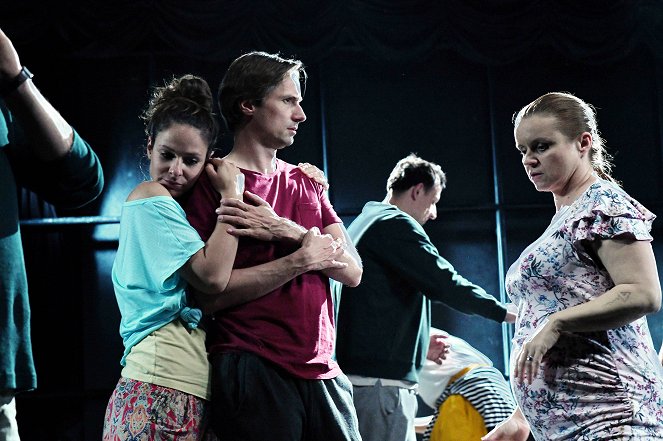 The End of Dejvice Theatre - Režisér - Photos - Veronika Khek Kubařová, Jaroslav Plesl, Halka Jeřábek Třešňáková