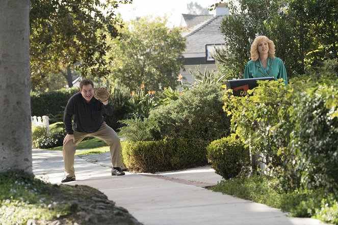 The Goldbergs - The Opportunity of a Lifetime - Photos - Jeff Garlin, Wendi McLendon-Covey