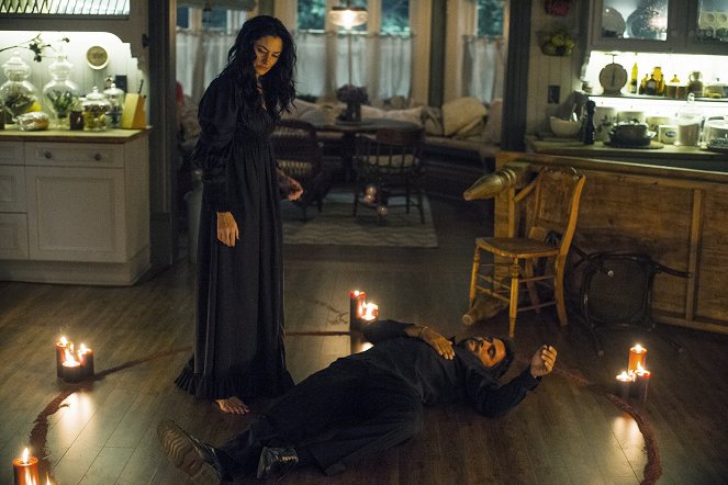 Witches of East End - For Whom the Spell Tolls - Photos - Mädchen Amick