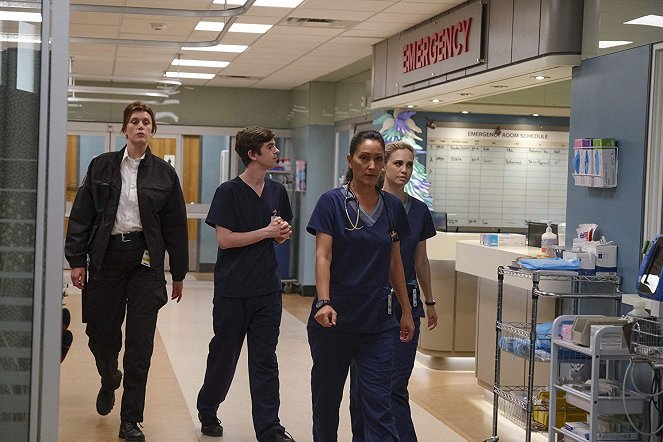 The Good Doctor - Quarantine - Part 1 - Photos - Freddie Highmore, Christina Chang, Fiona Gubelmann