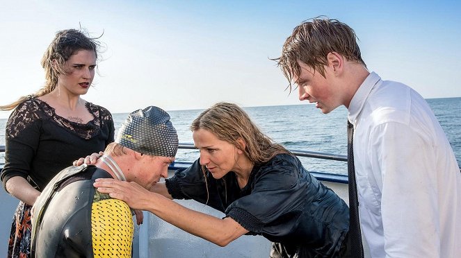 Ordinácia s výhľadom na more - Osamelý plavec - Z filmu - Morgane Ferru, Andreas Helgi Schmid, Tanja Wedhorn, Lukas Zumbrock
