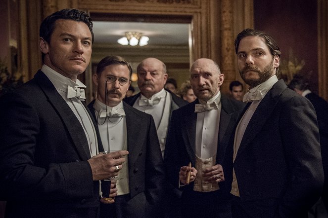 The Alienist - Season 1 - A Fruitful Partnership - Photos - Luke Evans, Brian Geraghty, Peter McRobbie, Daniel Brühl