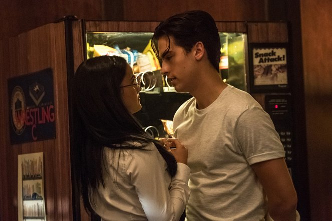 Riverdale - Chapter Thirty-Nine: The Midnight Club - Photos - Camila Mendes, Cole Sprouse