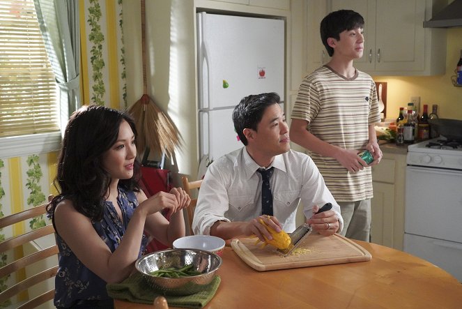 Fresh Off the Boat - Be a Man - Photos - Constance Wu, Randall Park, Forrest Wheeler