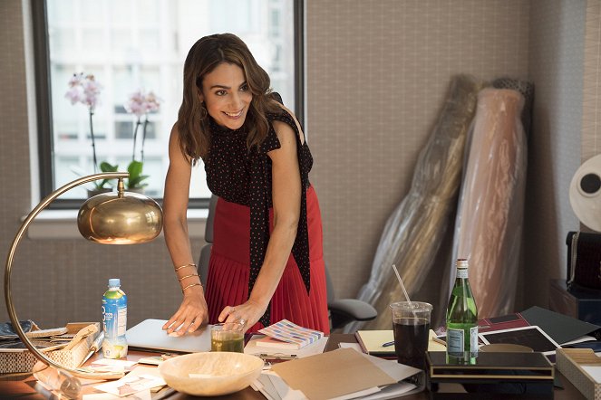 Friends from College - Season 1 - Welcome to New York - Photos - Annie Parisse