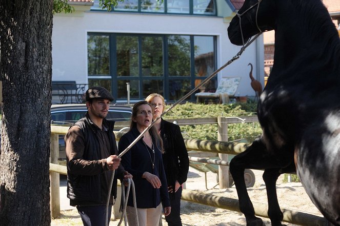 Josephine Klick - Allein unter Cops - Season 2 - Pferde - Filmfotos