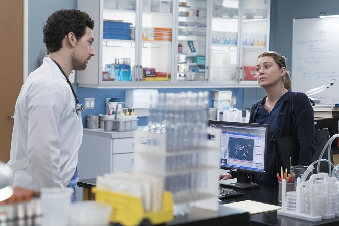 Grey's Anatomy - Blood and Water - Photos - Giacomo Gianniotti, Ellen Pompeo