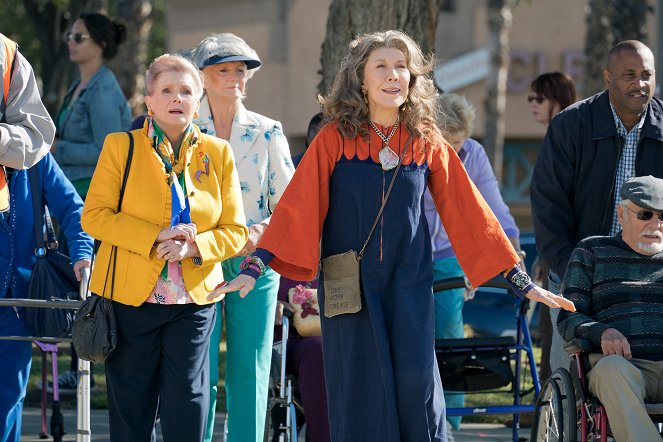 Grace and Frankie - The Crosswalk - Photos - Millicent Martin, Lily Tomlin