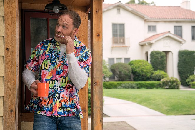 Grace and Frankie - The Pharmacy - Van film - Ethan Embry