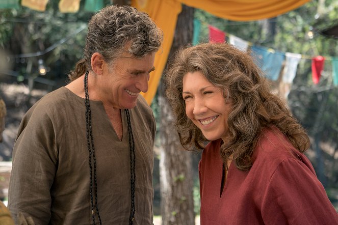 Grace and Frankie - Season 5 - The Retreat - Photos - Paul Michael Glaser, Lily Tomlin