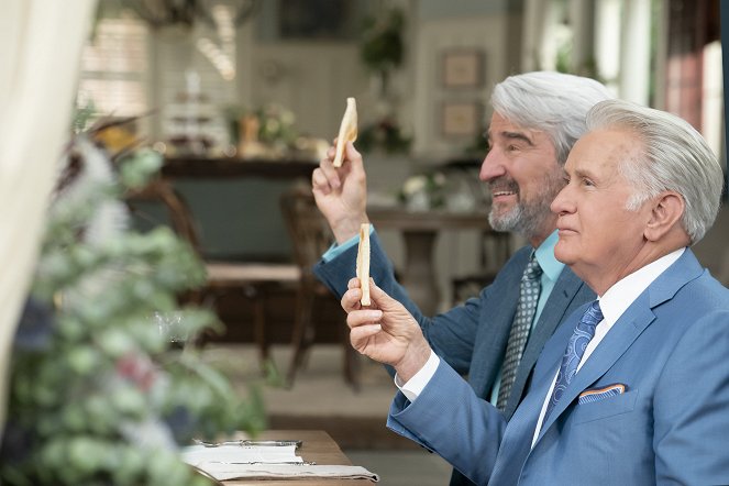 Grace and Frankie - The Wedding - Photos - Sam Waterston, Martin Sheen