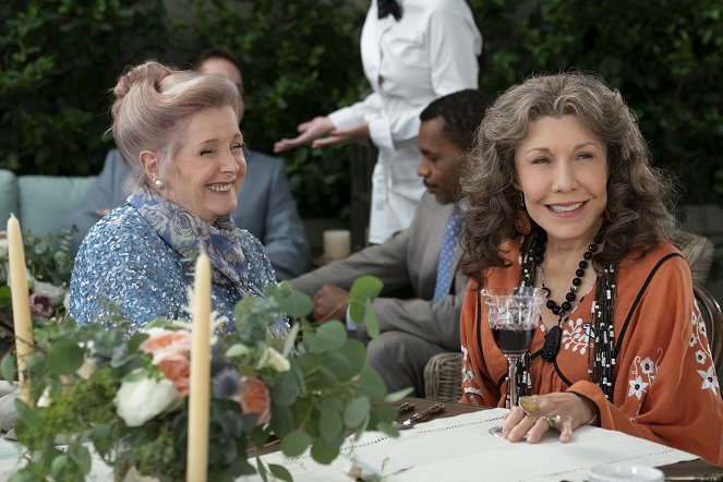 Grace and Frankie - The Wedding - Van film - Millicent Martin, Lily Tomlin