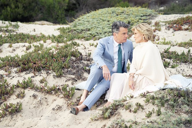 Grace and Frankie - The Wedding - Photos - Peter Gallagher, Jane Fonda