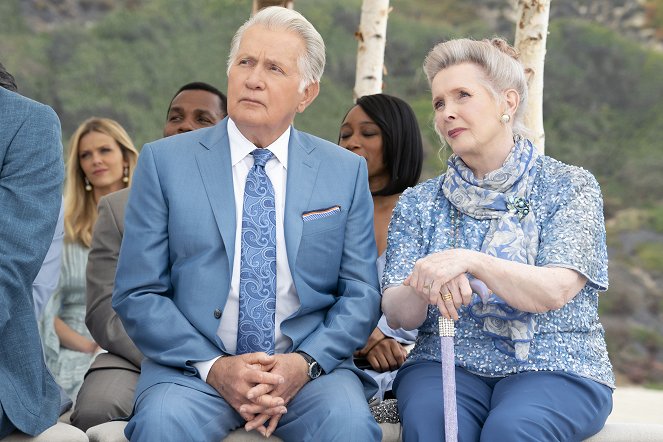 Grace and Frankie - The Wedding - Photos - Martin Sheen, Millicent Martin