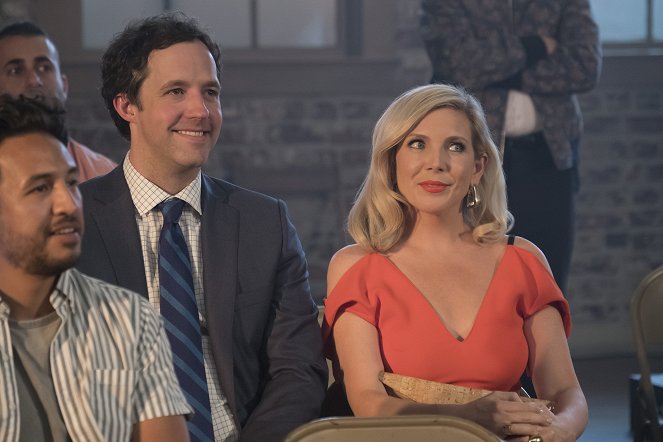 Grace and Frankie - Season 5 - The Wedding - Photos - Peter Cambor, June Diane Raphael