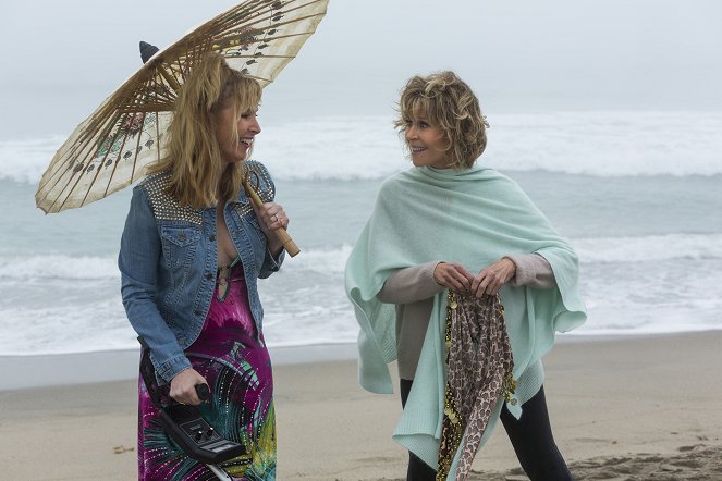Grace and Frankie - Season 4 - Vuokralainen - Kuvat elokuvasta - Lisa Kudrow, Jane Fonda