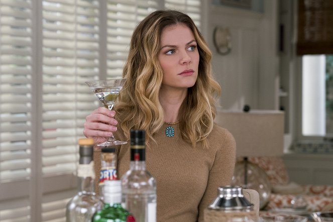 Grace and Frankie - The Scavengender Hunt - Photos - Brooklyn Decker