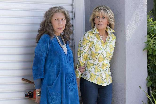 Grace and Frankie - Season 4 - The Home - Photos - Lily Tomlin, Jane Fonda