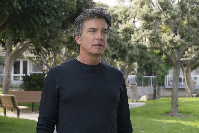 Grace and Frankie - The Home - Photos - Peter Gallagher