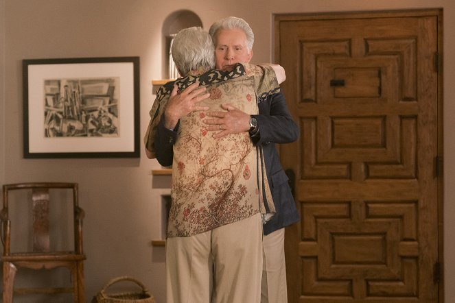 Grace and Frankie - Season 3 - The Gun - Photos - Martin Sheen