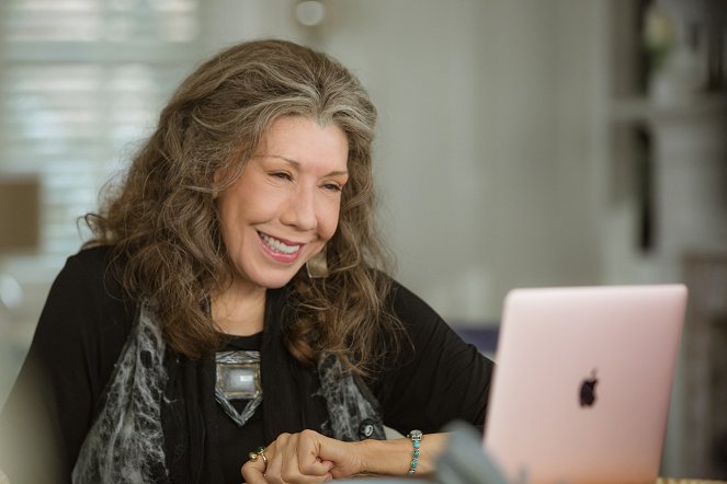 Grace and Frankie - The Floor - Photos - Lily Tomlin