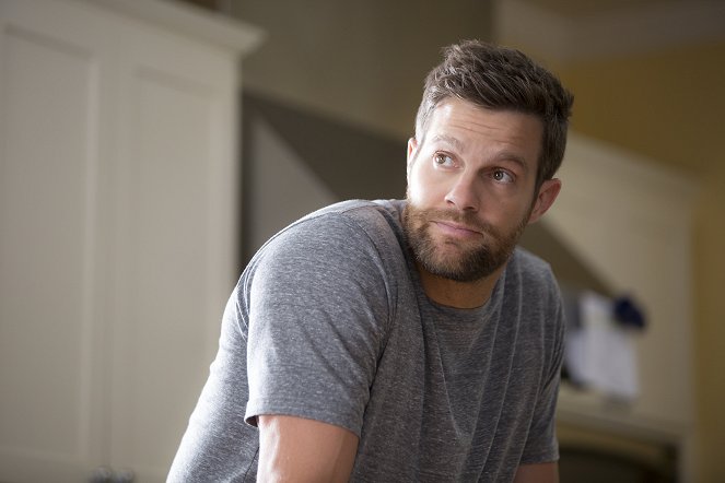 Grace and Frankie - The Apology - Van film - Geoff Stults