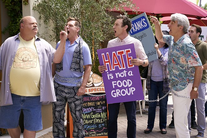 Grace and Frankie - Season 3 - The Sign - Photos