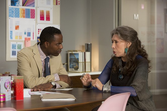 Grace and Frankie - The Negotiation - Photos - Baron Vaughn, Lily Tomlin