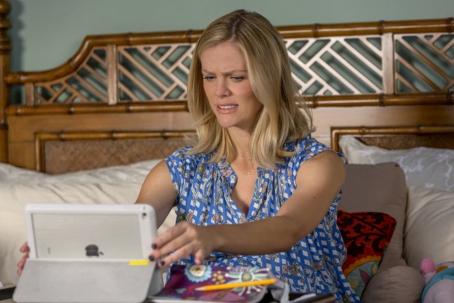 Grace and Frankie - The Chicken - Photos - Brooklyn Decker