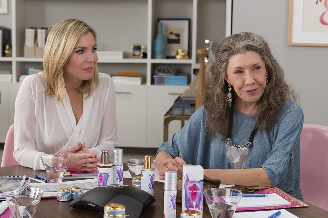 Grace and Frankie - The Anchor - Van film - June Diane Raphael, Lily Tomlin