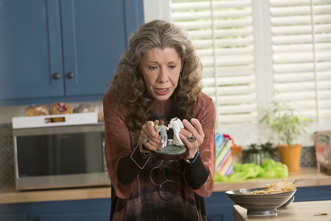 Grace and Frankie - The Goodbyes - Photos - Lily Tomlin