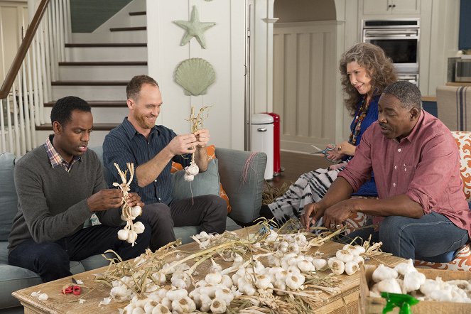 Grace and Frankie - The Bender - Photos - Baron Vaughn, Ethan Embry, Lily Tomlin, Ernie Hudson