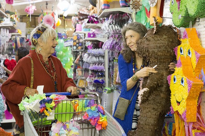 Grace and Frankie - Season 2 - The Bender - Photos - Estelle Parsons, Lily Tomlin