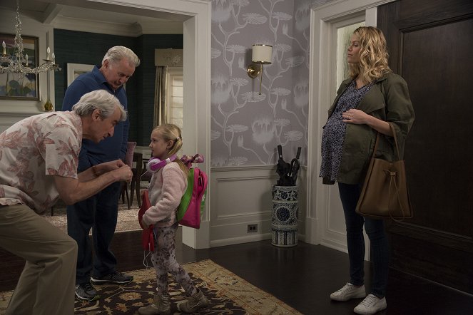 Grace and Frankie - The Party - Photos - Sam Waterston, Martin Sheen