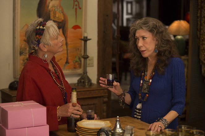 Grace a Frankie - Večírek - Z filmu - Estelle Parsons, Lily Tomlin