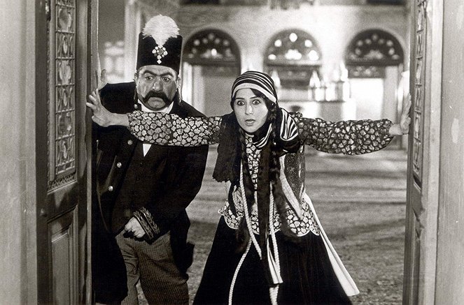 Nassereddin Shah, Actor-e Cinema - Van film - Ezzatolah Entezami, Fatemah Motamed-Aria