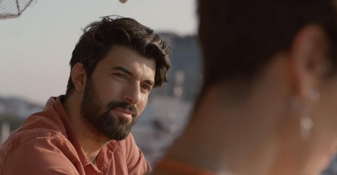 Bir Aşk İki Hayat - De la película - Engin Akyürek