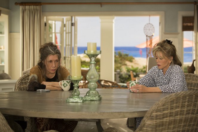 Grace and Frankie - The Credit Cards - Photos - Lily Tomlin, Jane Fonda