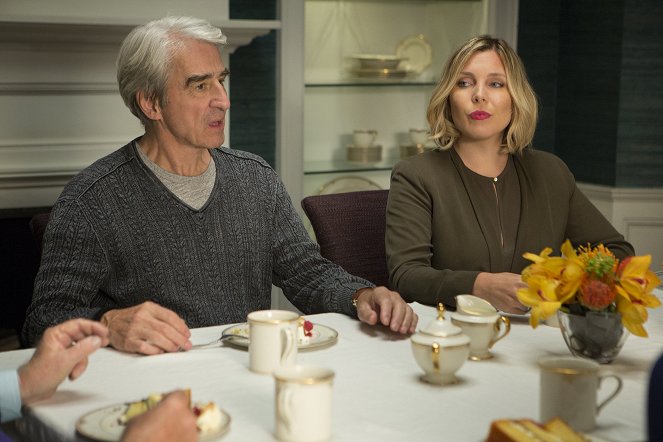 Grace and Frankie - The Dinner - Photos - Sam Waterston, June Diane Raphael