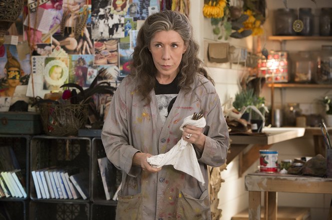 Grace and Frankie - The Funeral - Photos - Lily Tomlin