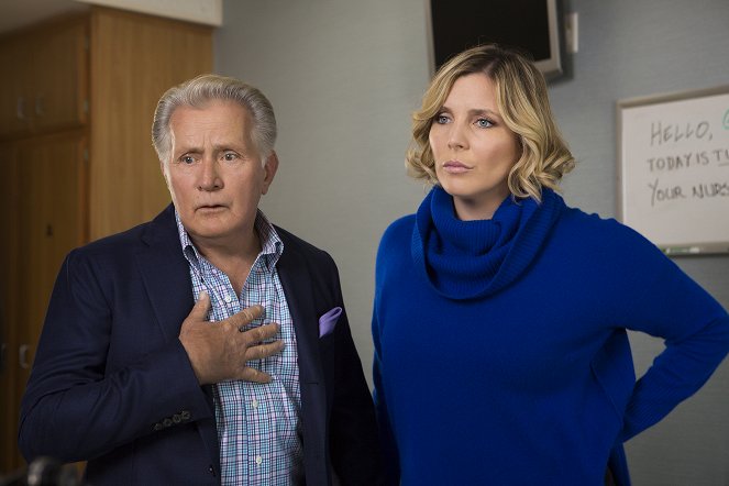 Grace and Frankie - The Fall - Photos - Martin Sheen, June Diane Raphael