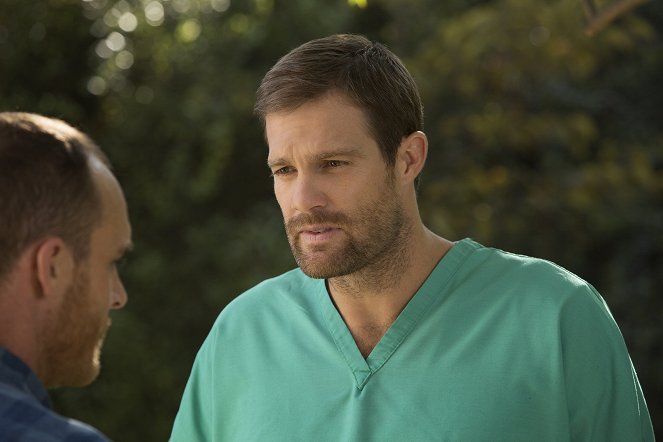 Grace and Frankie - The Earthquake - Photos - Geoff Stults