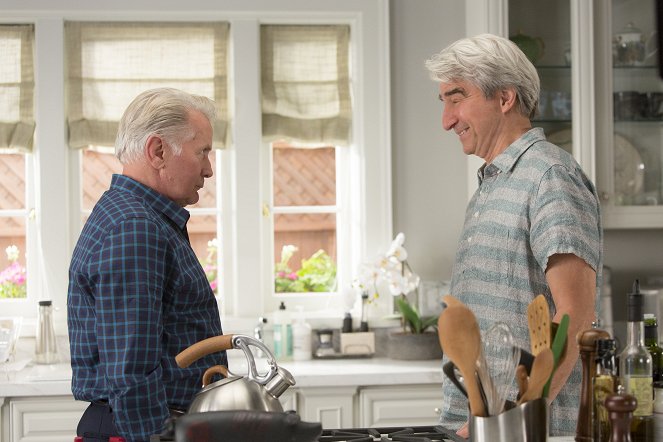 Grace and Frankie - Season 1 - The Spelling Bee - Photos - Martin Sheen, Sam Waterston