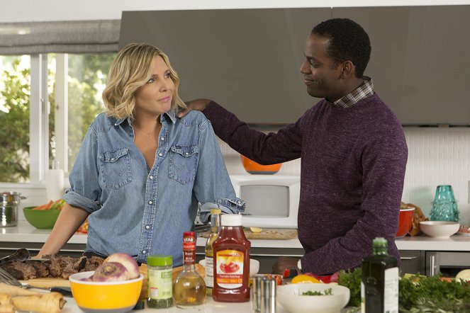 Grace and Frankie - The Spelling Bee - Photos - June Diane Raphael, Baron Vaughn