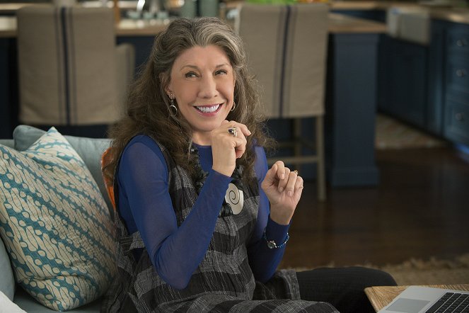 Grace and Frankie - The Spelling Bee - Photos - Lily Tomlin