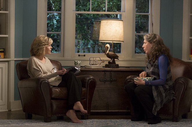 Grace and Frankie - The Spelling Bee - Photos - Jane Fonda, Lily Tomlin