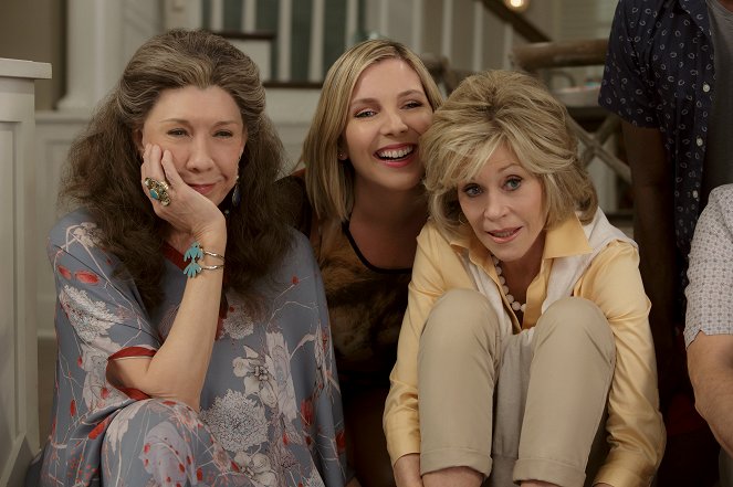 Grace and Frankie - Season 1 - The Elevator - Photos - Lily Tomlin, June Diane Raphael, Jane Fonda