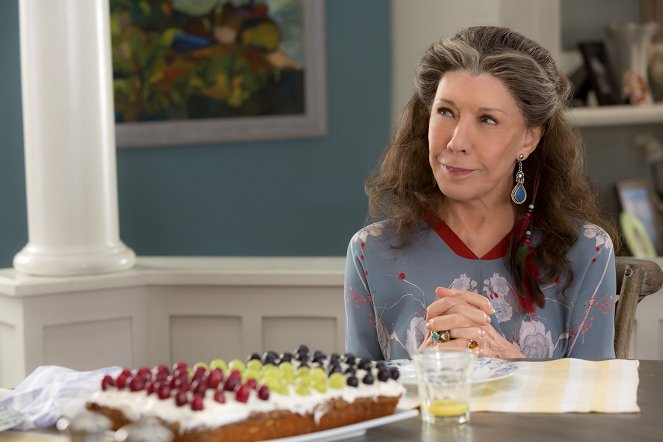 Grace and Frankie - The Elevator - Van film - Lily Tomlin
