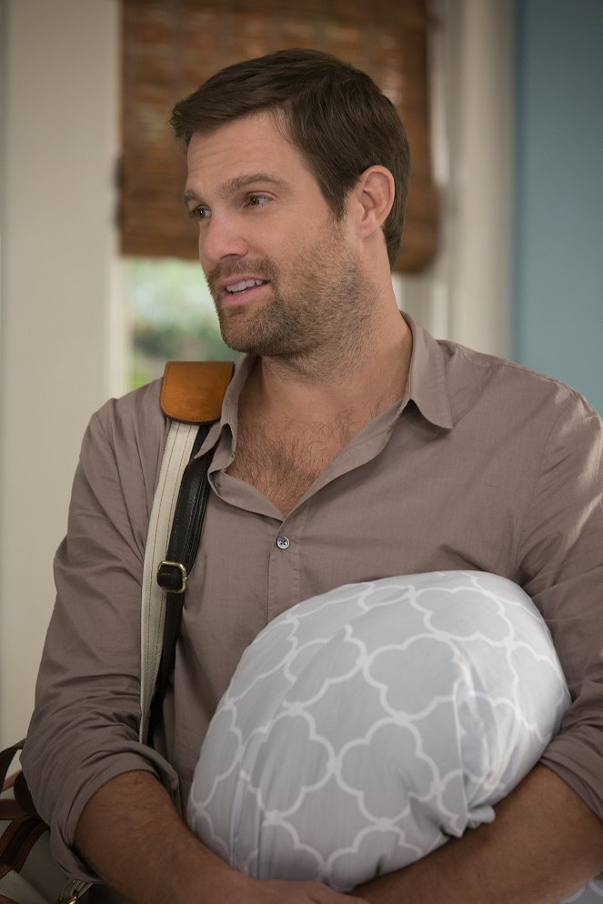 Grace and Frankie - The Elevator - Photos - Geoff Stults